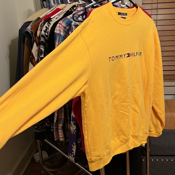 💫LIKE NEW💫 Tommy Hilfiger Crewneck - Picture 2 of 3
